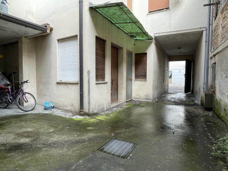 n posizione centrale, lungo la principale via di Rossano Veneto, vendesi compendio immobiliare da...