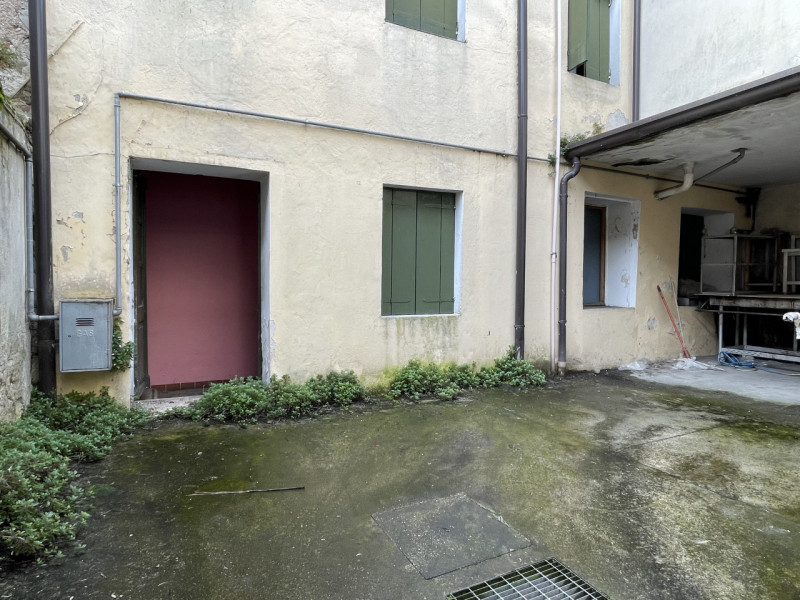 n posizione centrale, lungo la principale via di Rossano Veneto, vendesi compendio immobiliare da...