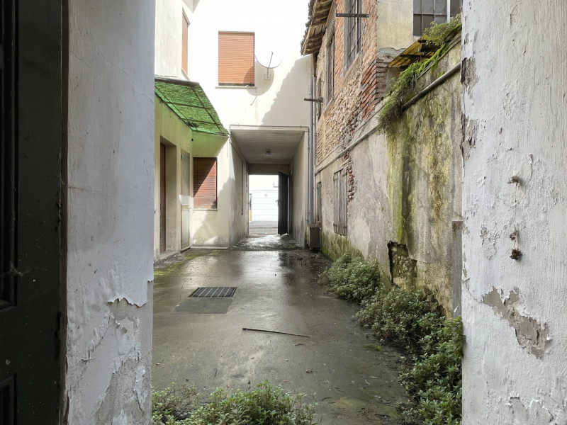 n posizione centrale, lungo la principale via di Rossano Veneto, vendesi compendio immobiliare da...