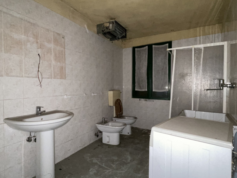 n posizione centrale, lungo la principale via di Rossano Veneto, vendesi compendio immobiliare da...