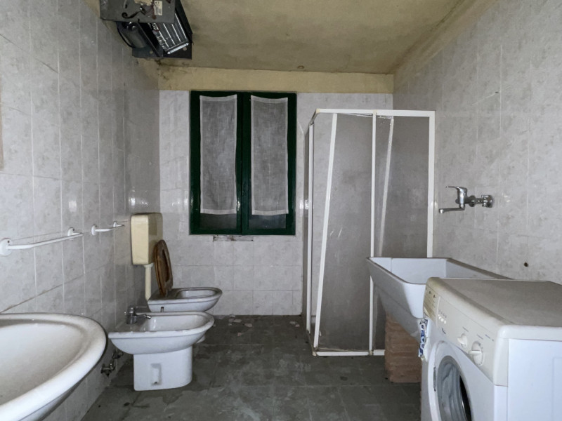 n posizione centrale, lungo la principale via di Rossano Veneto, vendesi compendio immobiliare da...