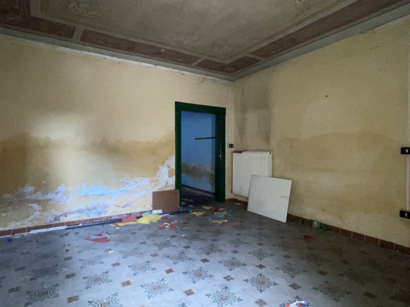 n posizione centrale, lungo la principale via di Rossano Veneto, vendesi compendio immobiliare da...