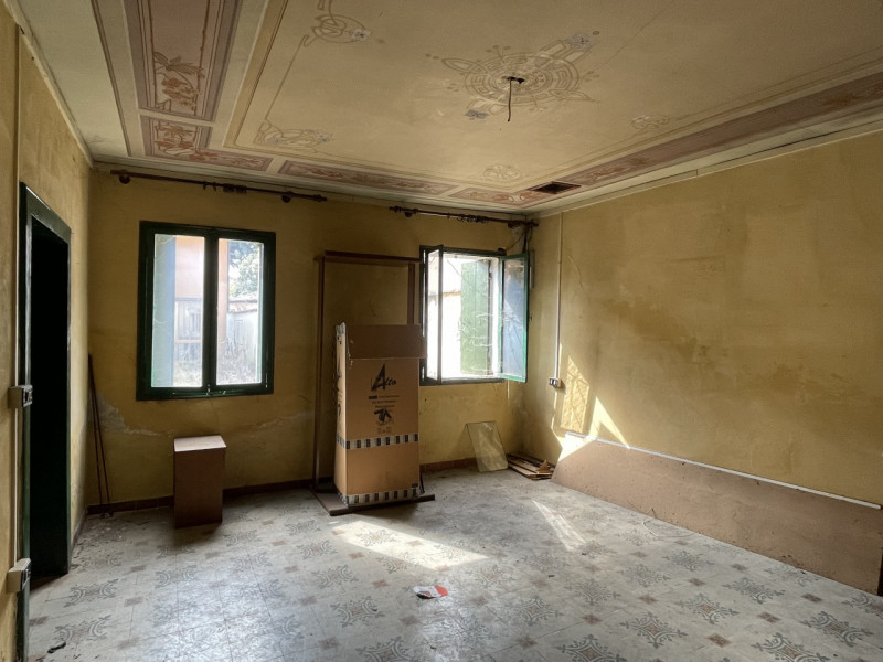 n posizione centrale, lungo la principale via di Rossano Veneto, vendesi compendio immobiliare da...