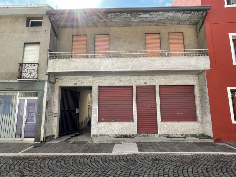 n posizione centrale, lungo la principale via di Rossano Veneto, vendesi compendio immobiliare da...