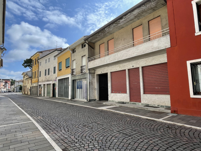 n posizione centrale, lungo la principale via di Rossano Veneto, vendesi compendio immobiliare da...