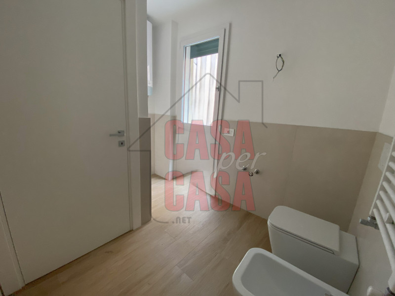 Scopri questo affascinante appartamento trilocale  di 82 mq. comm.  situato nel cuore di Padova, ...