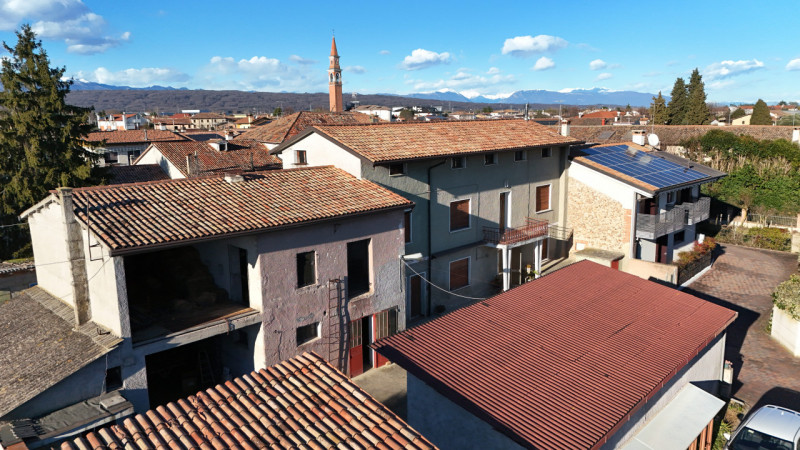 Nel cuore della suggestiva frazione di Signoressa, nel comune di Trevignano, proponiamo in vendit...