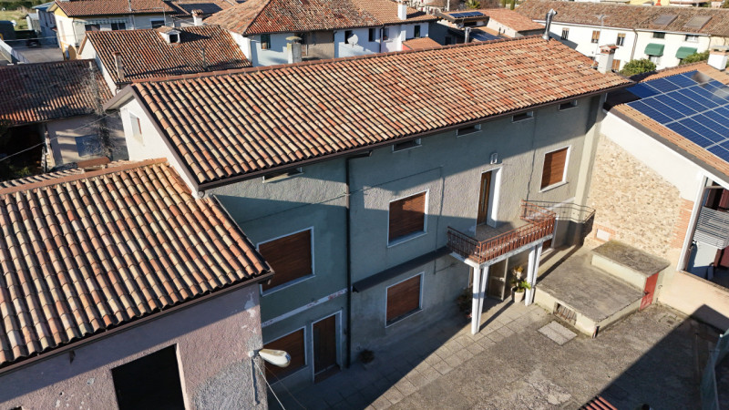 Nel cuore della suggestiva frazione di Signoressa, nel comune di Trevignano, proponiamo in vendit...