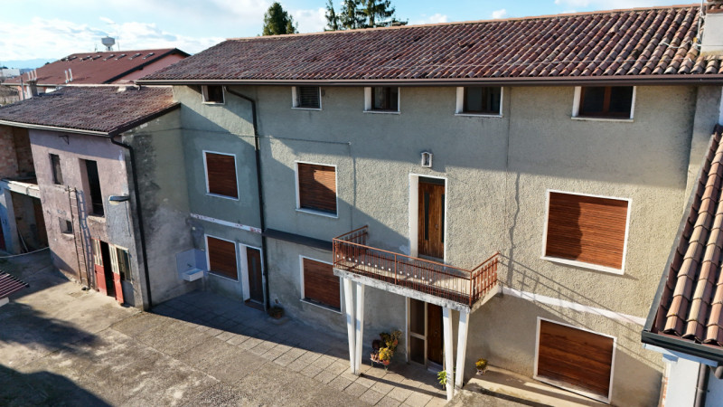 Nel cuore della suggestiva frazione di Signoressa, nel comune di Trevignano, proponiamo in vendit...