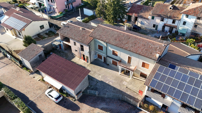 Nel cuore della suggestiva frazione di Signoressa, nel comune di Trevignano, proponiamo in vendit...