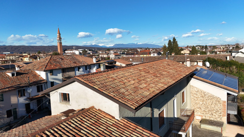 Nel cuore della suggestiva frazione di Signoressa, nel comune di Trevignano, proponiamo in vendit...