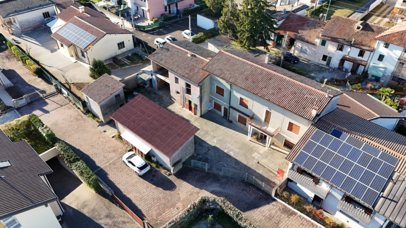 Nel cuore della suggestiva frazione di Signoressa, nel comune di Trevignano, proponiamo in vendit...