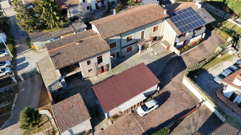 Nel cuore della suggestiva frazione di Signoressa, nel comune di Trevignano, proponiamo in vendit...