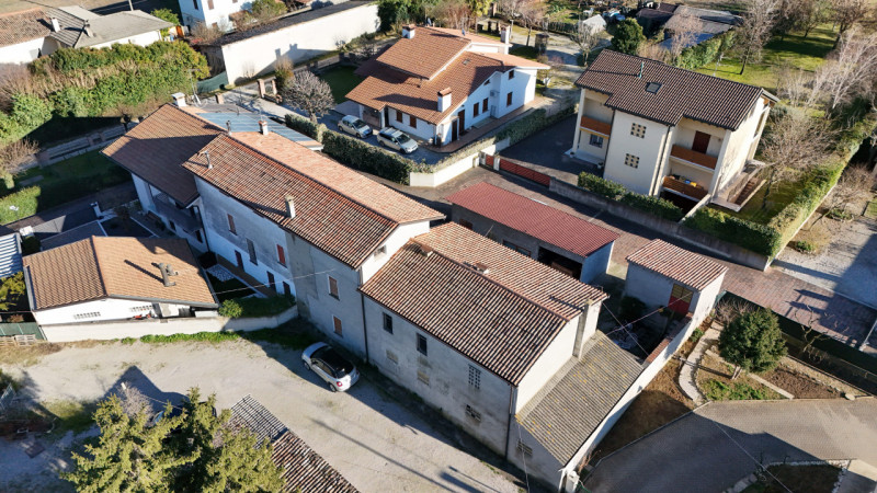 Nel cuore della suggestiva frazione di Signoressa, nel comune di Trevignano, proponiamo in vendit...