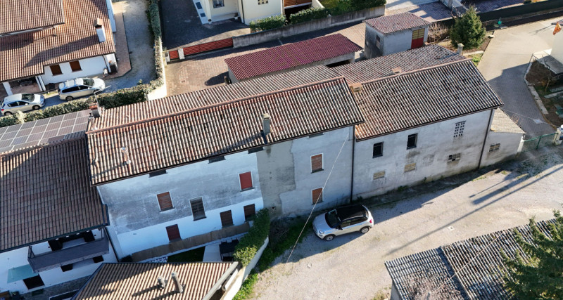 Nel cuore della suggestiva frazione di Signoressa, nel comune di Trevignano, proponiamo in vendit...