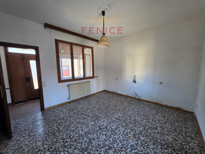 Nel cuore della suggestiva frazione di Signoressa, nel comune di Trevignano, proponiamo in vendit...