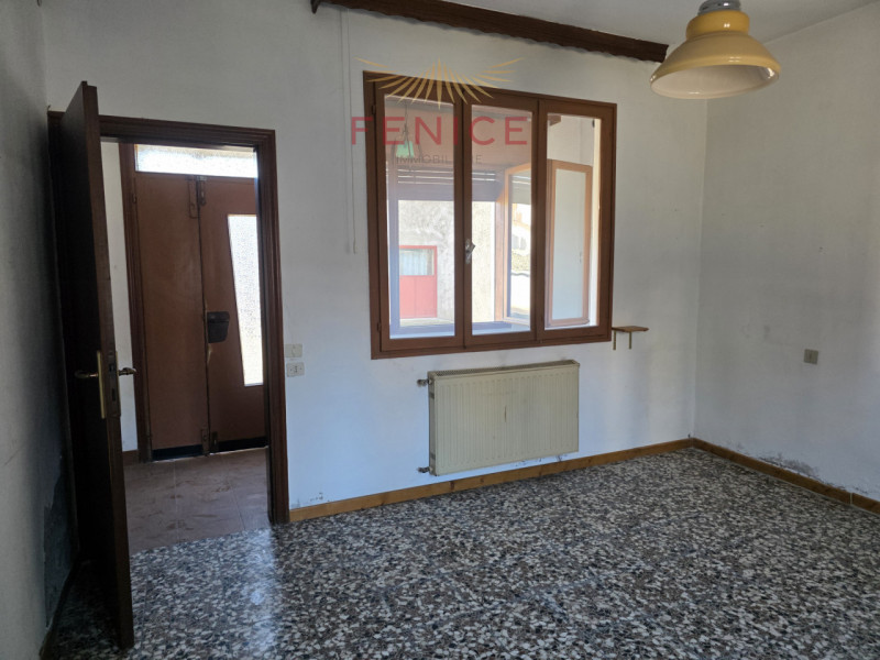 Nel cuore della suggestiva frazione di Signoressa, nel comune di Trevignano, proponiamo in vendit...