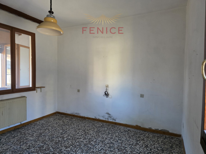 Nel cuore della suggestiva frazione di Signoressa, nel comune di Trevignano, proponiamo in vendit...