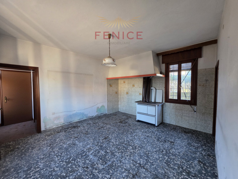 Nel cuore della suggestiva frazione di Signoressa, nel comune di Trevignano, proponiamo in vendit...