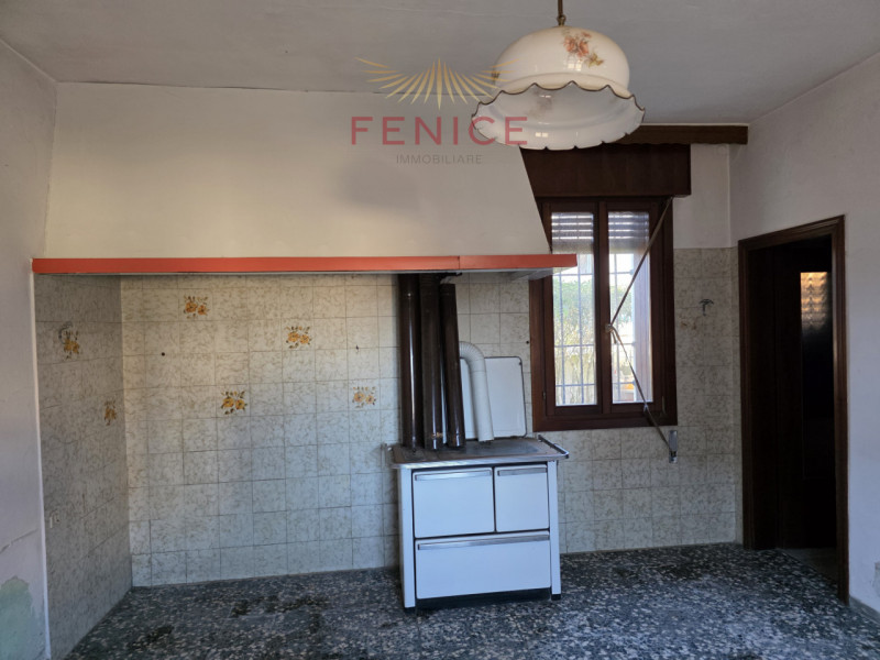 Nel cuore della suggestiva frazione di Signoressa, nel comune di Trevignano, proponiamo in vendit...