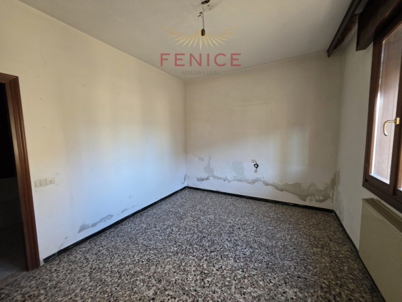 Nel cuore della suggestiva frazione di Signoressa, nel comune di Trevignano, proponiamo in vendit...