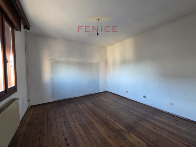 Nel cuore della suggestiva frazione di Signoressa, nel comune di Trevignano, proponiamo in vendit...