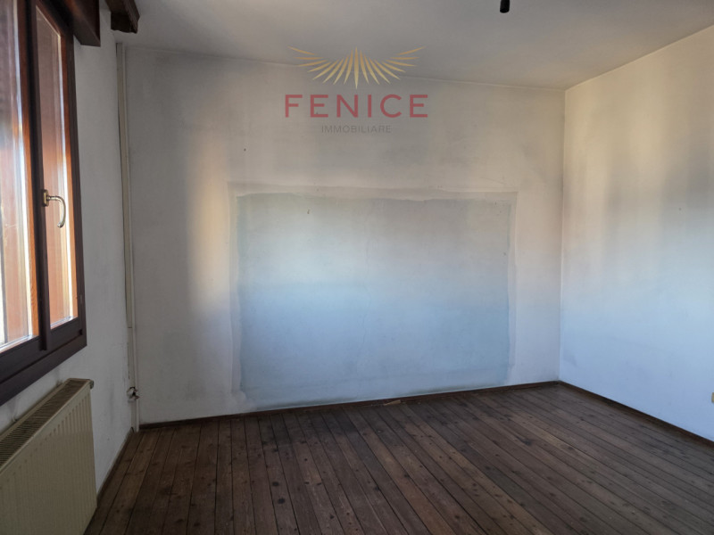 Nel cuore della suggestiva frazione di Signoressa, nel comune di Trevignano, proponiamo in vendit...