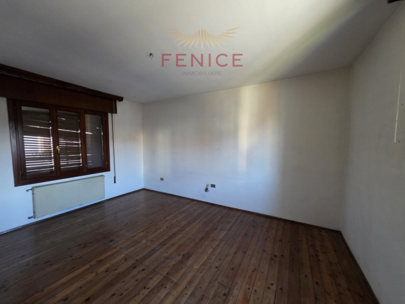 Nel cuore della suggestiva frazione di Signoressa, nel comune di Trevignano, proponiamo in vendit...