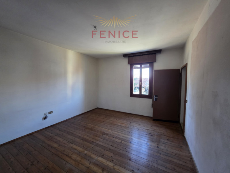 Nel cuore della suggestiva frazione di Signoressa, nel comune di Trevignano, proponiamo in vendit...