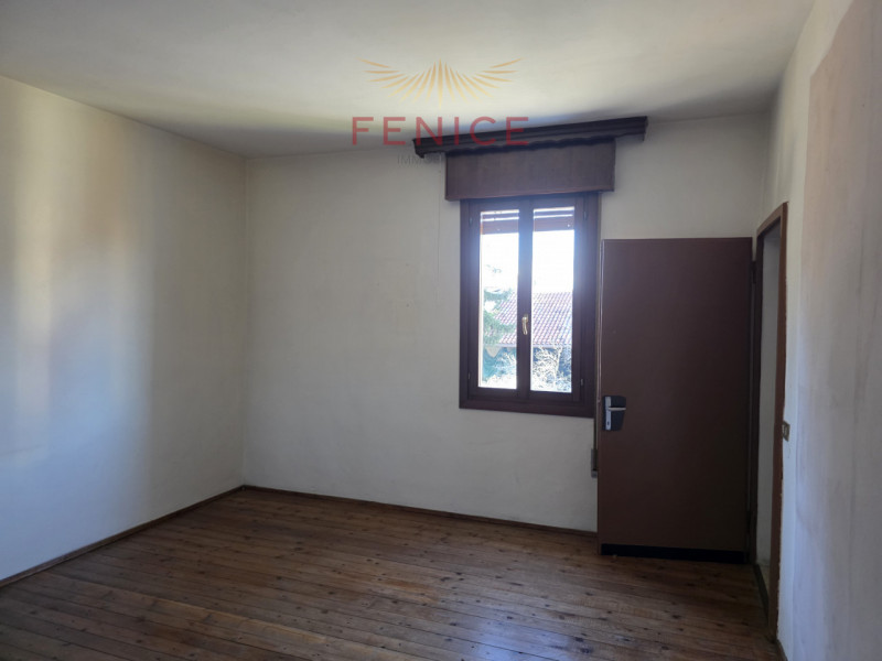 Nel cuore della suggestiva frazione di Signoressa, nel comune di Trevignano, proponiamo in vendit...