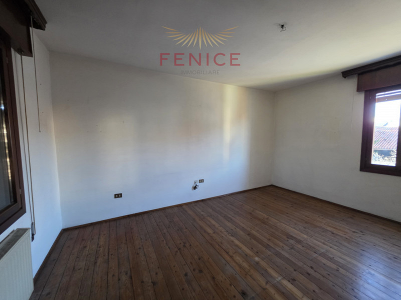 Nel cuore della suggestiva frazione di Signoressa, nel comune di Trevignano, proponiamo in vendit...