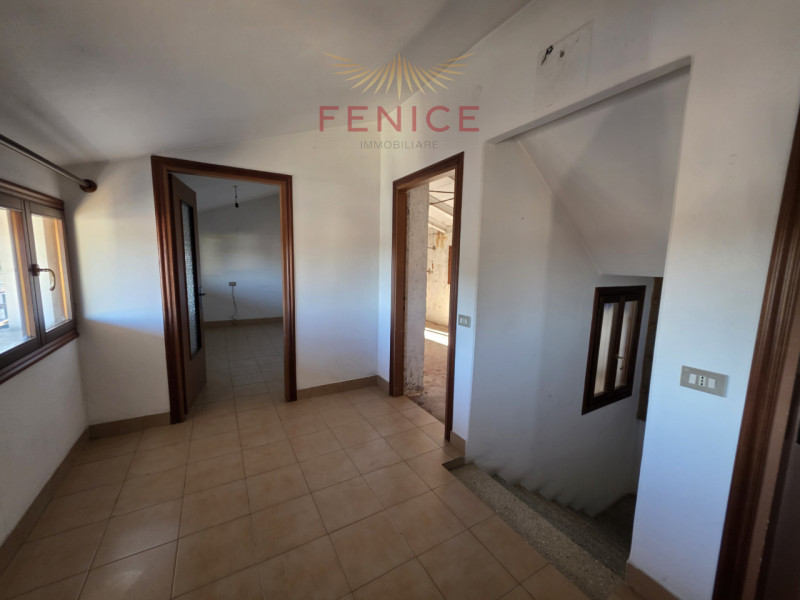 Nel cuore della suggestiva frazione di Signoressa, nel comune di Trevignano, proponiamo in vendit...