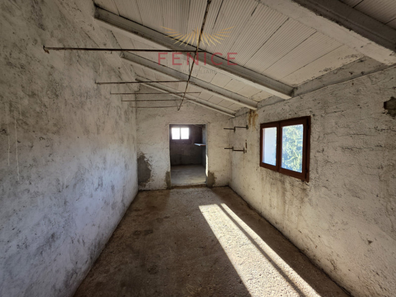 Nel cuore della suggestiva frazione di Signoressa, nel comune di Trevignano, proponiamo in vendit...