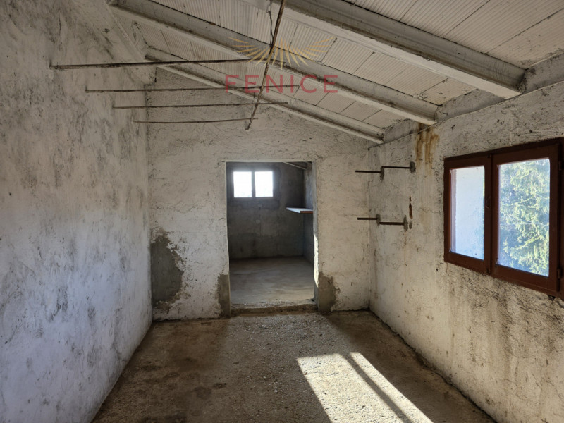 Nel cuore della suggestiva frazione di Signoressa, nel comune di Trevignano, proponiamo in vendit...