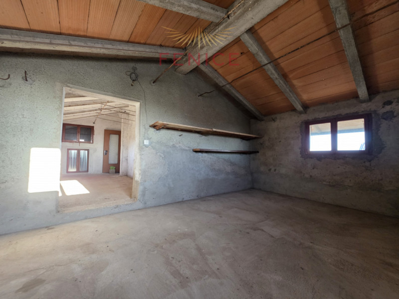 Nel cuore della suggestiva frazione di Signoressa, nel comune di Trevignano, proponiamo in vendit...