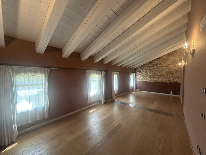 Uffici di ampia metratura in villa storica: eleganza e funzionalità in un contesto esclusivo. 

A...