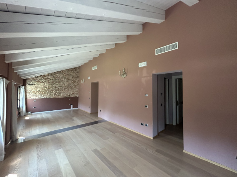 Uffici di ampia metratura in villa storica: eleganza e funzionalità in un contesto esclusivo. 

A...