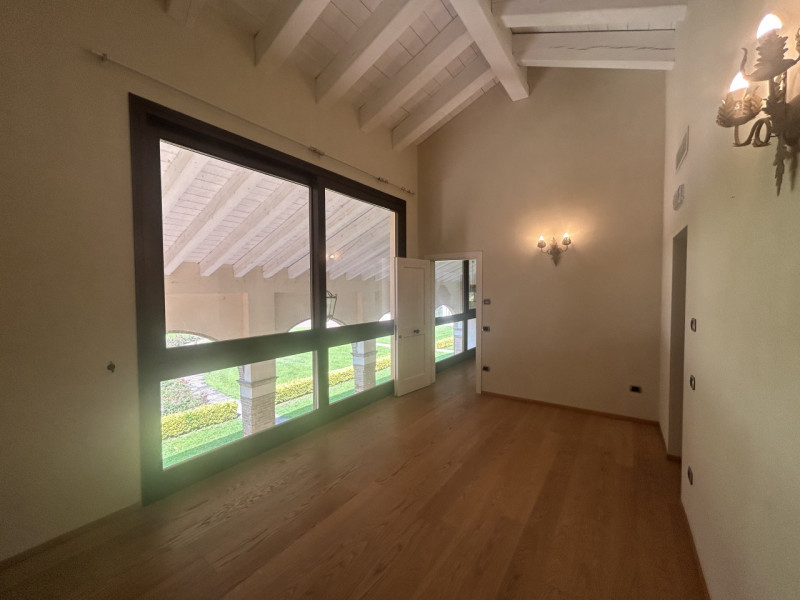 Uffici di ampia metratura in villa storica: eleganza e funzionalità in un contesto esclusivo. 

A...