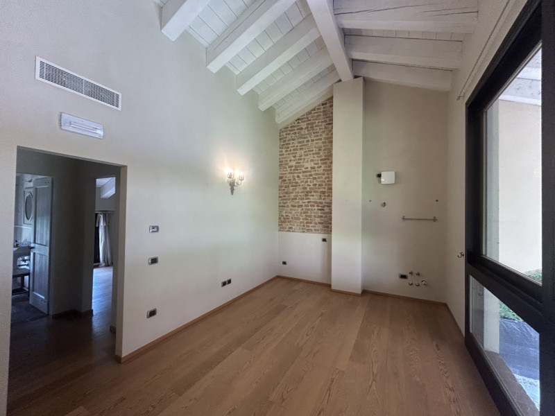 Uffici di ampia metratura in villa storica: eleganza e funzionalità in un contesto esclusivo. 

A...