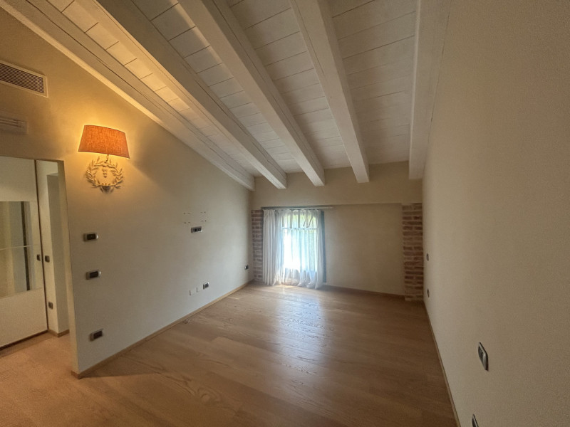 Uffici di ampia metratura in villa storica: eleganza e funzionalità in un contesto esclusivo. 

A...