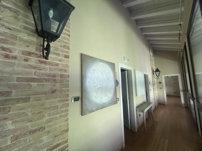 Uffici di ampia metratura in villa storica: eleganza e funzionalità in un contesto esclusivo. 

A...