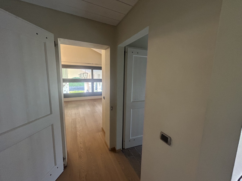 Uffici di ampia metratura in villa storica: eleganza e funzionalità in un contesto esclusivo. 

A...