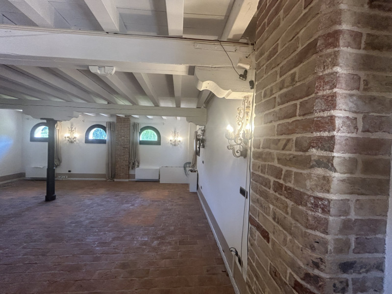 Uffici di ampia metratura in villa storica: eleganza e funzionalità in un contesto esclusivo. 

A...