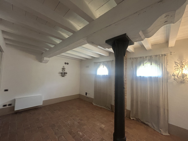 Uffici di ampia metratura in villa storica: eleganza e funzionalità in un contesto esclusivo. 

A...