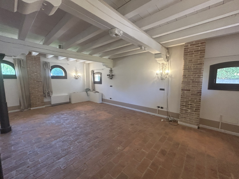 Uffici di ampia metratura in villa storica: eleganza e funzionalità in un contesto esclusivo. 

A...