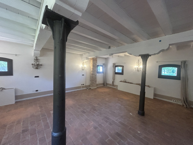 Uffici di ampia metratura in villa storica: eleganza e funzionalità in un contesto esclusivo. 

A...