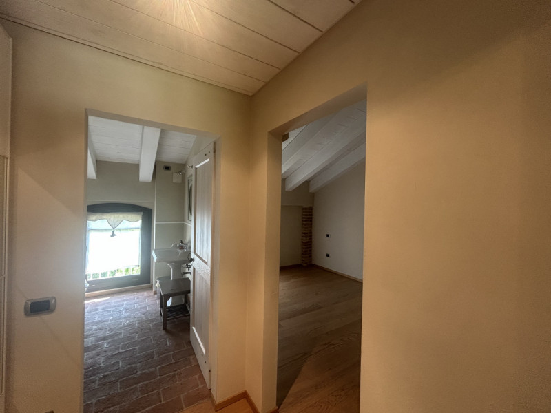 Uffici di ampia metratura in villa storica: eleganza e funzionalità in un contesto esclusivo. 

A...