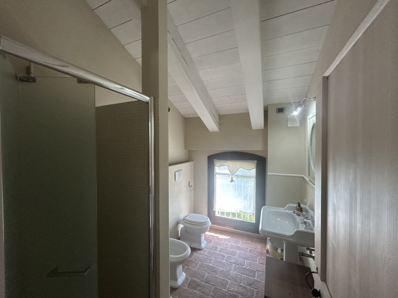 Uffici di ampia metratura in villa storica: eleganza e funzionalità in un contesto esclusivo. 

A...