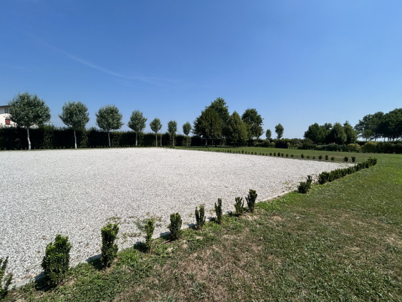 Uffici di ampia metratura in villa storica: eleganza e funzionalità in un contesto esclusivo. 

A...