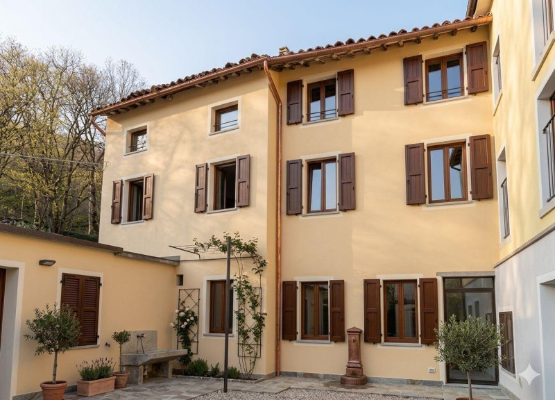 Piovene Rocchette: in zona centrale, proponiamo in vendita casa affiancata con corte promiscua. L...